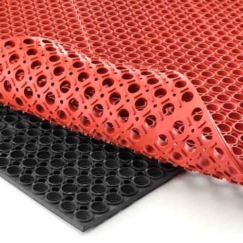 Two fatigue mats, one black and one red.